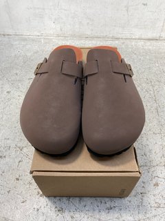 V.GAN VEGAN TARO MENS FOOTBED SLIPPERS IN BROWN UK SIZE 9: LOCATION - C5