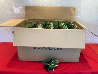 BOX OF 35 CM PLASTIC MIXED FOLIAGE BUSHES: LOCATION - C3