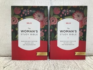 2 X THE WOMANS STUDY BIBLE IN FULL COLOUR BY THOMAS NELSON: COMBINED RRP £104.00: LOCATION - C1