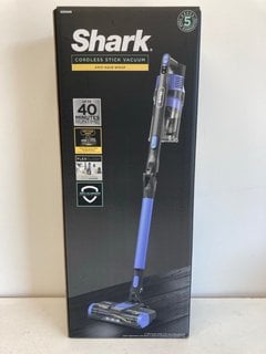 SHARK CORDLESS STICK VACUUM WITH ANTI HAIR WRAP - MODEL NO IZ202UK : RRP £249.99: LOCATION - BOOTH