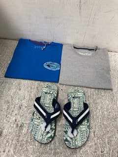 2 X WEIRD FISH MENS T-SHIRT IN BLUE AND GREY UK SIZE XL AND 2XL TO INCLUDE DERWENT PRINTED FLIP FLOP UK SIZE 8: LOCATION - A6