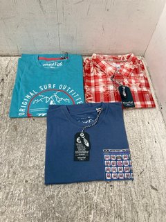 3 X ASSORTED WEIRD FISH MENS CLOTHING TO INCLUDE JAY'S FLIGHT ARTIST T-SHIRT IN MID BLUE UK SIZE XL: LOCATION - A6