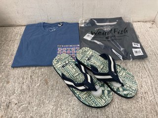 2 X ASSORTED WEIRD FISH MENS T-SHIRTS AND DERWENT PRINTED FLIP FLOP IN DUSKY GREEN UK SIZE 8: LOCATION - A6