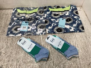 2 X WEIRD FISH PAW PAW ORGANIC PRINTED JERSEY T-SHIRT IN PALE DENIM UK SIZE 12 TO INCLUDE 2 X LORETTA TRAINER SOCKS IN DARK JADE PACK OF 3 SIZE UK 4-7: LOCATION - A6