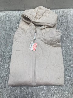 FP MOVEMENT DREAM BIG QUILTED HOODIE IN LIGHT SAND - UK SIZE: XL: LOCATION - B 10