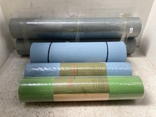 5 X ASSORTED FITNESS ITEMS TO INCLUDE TPE ECO FRIENDLY YOGA MAT IN BLUE & 2 X KAYMAN FOAM ROLLERS IN GREY: LOCATION - B 12