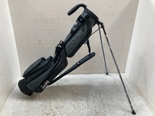 SUNDAY GOLF LUMA LIGHTWEIGHT STAND BAG IN MIDNIGHT GREEN: LOCATION - B 14