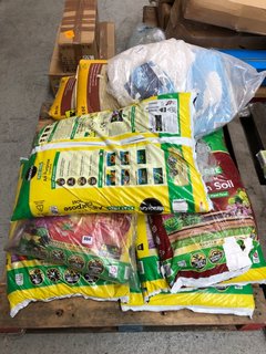 (COLLECTION ONLY) PALLET OF ASSORTED ITEMS TO INCLUDE BAG OF MIRACLE GRO 50 LITRE PEAT FREE COMPOST: LOCATION - A8