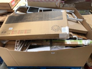 PALLET OF ASSORTED ITEMS TO INCLUDE 3 TREAD STEP LADDER IN WHITE: LOCATION - A8 (KERBSIDE PALLET DELIVERY)