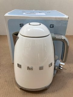 SMEG RETRO STYLE KETTLE IN WHITE - RRP £129: LOCATION - AR11