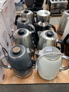 8 X ASSORTED KETTLES TO INCLUDE BREVILLE JUG KETTLE IN WHITE AND BOSCH JUG KETTLE IN STAINLESS STEEL AND GREY: LOCATION - A6