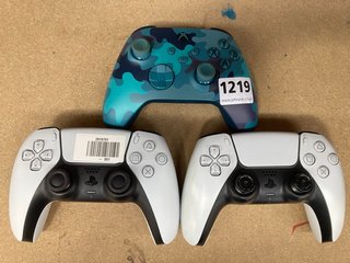 3 X GAMES CONSOLE CONTROLLERS TO INCLUDE CUSTOM XBOX ONE CAMO CONTROLLER AND PS5 CONTROLLERS: LOCATION - AR8