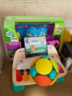 3 X BABY TOYS TO INCLUDE LEAPFROG MUSICAL RAINBOW TEA PARTY AND BABY EINSTEIN WOODEN PIANO: LOCATION - AR4