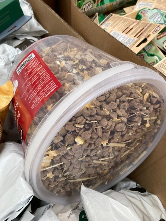 John Pye Auctions PALLET OF ASSORTED PET ITEMS TO INCLUDE YUCARE