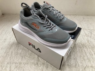 PAIR OF FILA RUNNING SHOES IN GREY AND ORANGE IN SIZE 9: LOCATION - A4