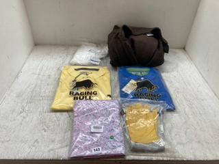 QTY OF ASSORTED CLOTHING TO INCLUDE RAGING BULL POLO SHIRTS IN YELLOW AND BLUE SIZE XXL AND A PAIR OF LEATHER WORK GLOVES: LOCATION - A5