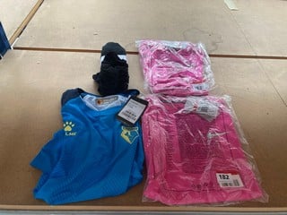 QTY OF PINK AND BLUE NIKE SPORTS T SHIRTS IN SIZE LARGE WITH BLACK EVERYDAY NIKE SOCKS: LOCATION - A7