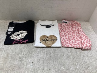 PACK OF 3 THREADBARE V NECK T SHIRTS IN BLACK/WHITE/FLORAL PINK IN SIZE 10 YRS: LOCATION - A10