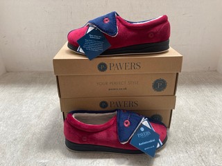 2 X PAVERS SLIPPERS IN NAVY/RED IN SIZE 6: LOCATION - A15