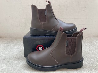 BLACKROCK DEALER BOOT IN BROWN SIZE: UK 7: LOCATION - BOOTH