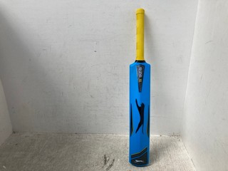 QTY OF SLAZENGER V5000 PLASTIC ACADEMY CRICKET BATS: LOCATION - B17