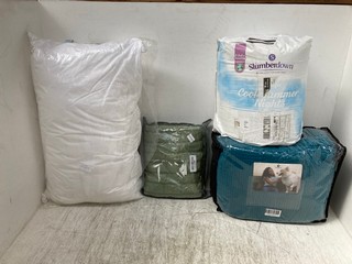 2 X SLUMBERLAND PILLOWS TO INCLUDE 2 THROW RUGS IN GREEN AND BLUE: LOCATION - B16