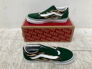 VANS OLD SKOOL FLAME CAMO GREEN/MULTI IN SIZE UK 2: LOCATION - B16