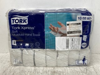 QTY OF TORK XPRESS SOFT MULTIFOLD HAND TOWELS: LOCATION - B16