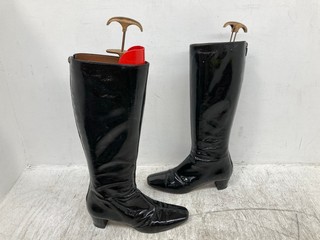 HOBBS LONDON BLACK LEATHER KNEE HIGH BOOTS IN UK SIZE 6: LOCATION - B15