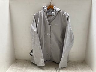 REGATTA GREAT OUTDOORS LIGHT GREY WATERPROOF COAT IN UK SIZE 20: LOCATION - A2