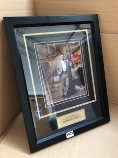 A SIGNED GEORGE CLOONEY PHOTOGRAPH, FRAMED WITH CERTIFICATE OF AUTHENTICITY: LOCATION - AR8