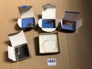 FIVE PIECES OF COSTUME JEWELLERY, UNWORN, ALL BOXED: LOCATION - AR8