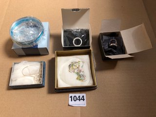 FIVE PIECES OF COSTUME JEWELLERY, UNWORN, ALL BOXED: LOCATION - AR8