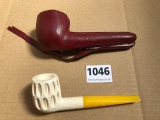 AN ANTIQUE MEERSCHAUM PIPE AND LEATHER CASE: LOCATION - AR8