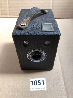 A KODAK SOX-20 BROWNIE JUNIOR ANTIQUE CAMERA: LOCATION - AR8