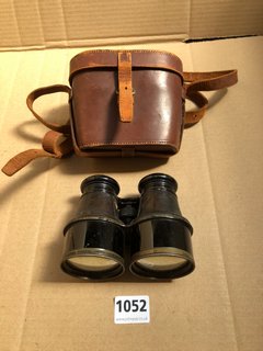 A PAIR OF EDWARDIAN FIELD GLASSES WITH ORIGINAL LEATHER CASE: LOCATION - AR8