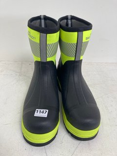 PAIR OF BRIGHT BOOT STEEL TOE CAP WORKING BOOTS IN BLACK/HI-VIS YELLOW - SIZE UK 10: LOCATION - BR1