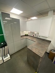 LARDERS AND BASE UNITS SOHO GLOSS LIGHT GREY / WALL UNITS SOHO MATT WHITE / WORKTOP ZENIITH CALDIRA WITH UPSTANDS