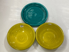 3 X ASSORTED CERAMIC BOWLS TO INCLUDE 2 X YELLOW DEEP BOWLS AND 1 X BLUE SHALLOW BOWLS