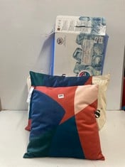 4 X ASSORTED BEDDING ITEMS TO INCLUDE JOHN LEWIS ANYDAY AFFINITY VELVET CUSHION - NAVY/ORANGE SIZE 50X50CM