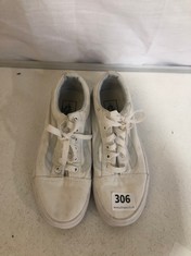 VANS PUMPS WHITE SIZE 3.5