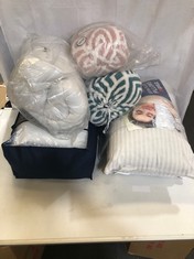 APPROX 5 X ASSORTED BEDDING TO INCLUDE SILENTNIGHT PILLOW PAIR