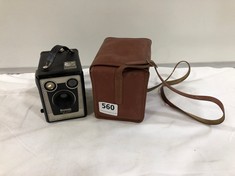 A KODAK BROWNIE SIX-20 MODEL C VINTAGE CAMERA AND CASE