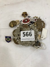 A COLLECTION OF ASSORTED MILITARY BADGES AND BUTTONS