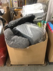 PALLET OF ASSORTED PET ITEMS TO INCLUDE GREY PET BED SMALL (KERBSIDE PALLET DELIVERY)