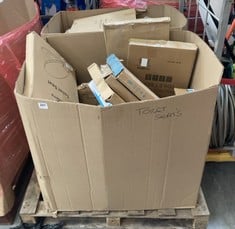 PALLET OF ASSORTED TOILET SEATS / ITEMS TO INCLUDE IDEAL STANDARD TOILET SEAT - WHITE (KERBSIDE PALLET DELIVERY)