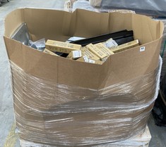 PALLET OF ASSORTED CAR PARTS / ITEMS TO INCLUDE FRONT BUMPER BRACKET - PLASTIC (KERBSIDE PALLET DELIVERY)