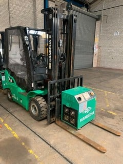 * FLOOD DAMAGED -  2022 HANGCHA CPD18 - XD4 SI16 ELECTRIC FORKLIFT TRUCK  RATED CAPACITY: 1800KG  MAX LIFTING HEIGHT: 4800MM S/N 36BB01769 TO INCLUDE 2022 SMART BATTERY CHARGER