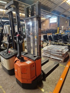 2004 TOYOTA 7SM10 PALLET STACKER RATED CAPACITY 1000KG BATTERY VOLTAGE 24V