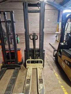 2002 CROWN WE200C-1.6 TF PALLET STACKER RUNNING HOURS 1288.9 RATED CAPACITY 1600KG